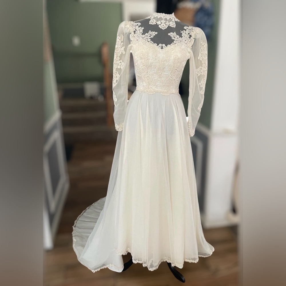 Vintage 1960-1970s Ivory Wedding Dress Lace Train Longsleeve High Neck union USA - Picture 1 of 16